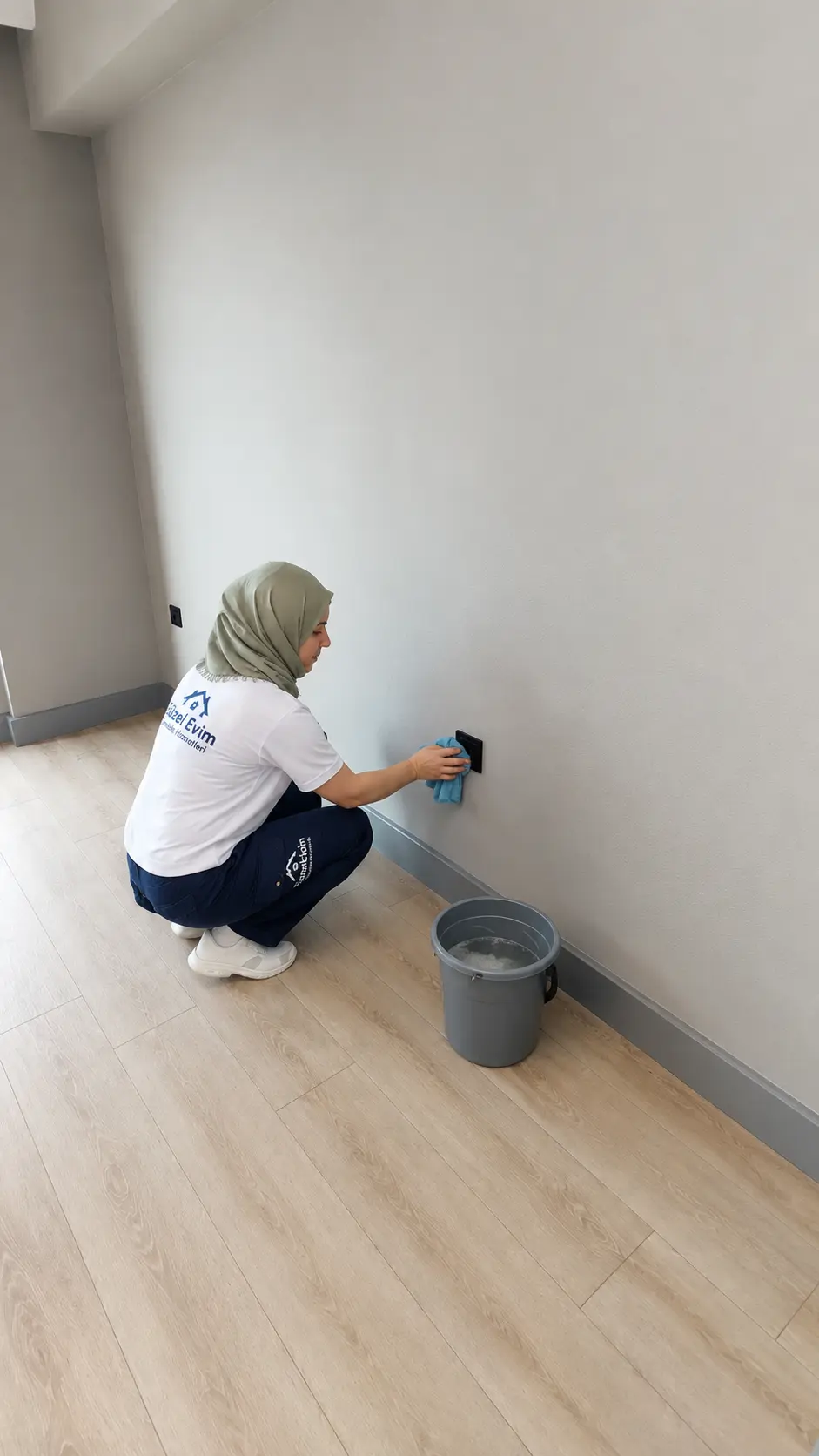 Boş Ev Temizliği İzmir 6 Duvar Prizini Temizleyen Profesyonel Gorevli